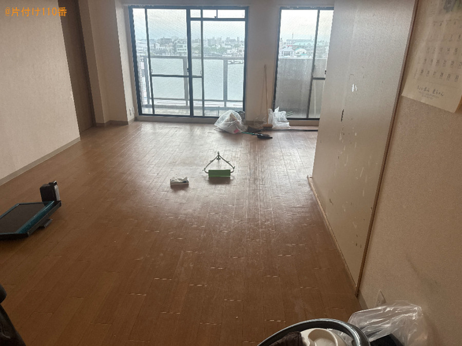 不用品（テレビ台等）をマンション下のゴミステーションまで運ぶ作業
